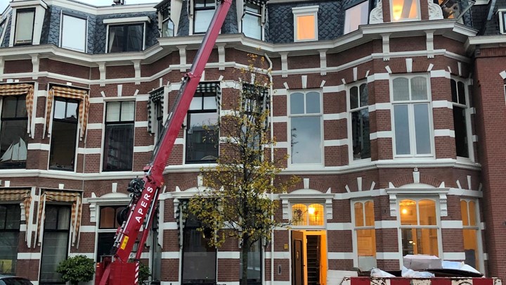 Zonnepanelen hijsen met minihijskraan in Den Haag